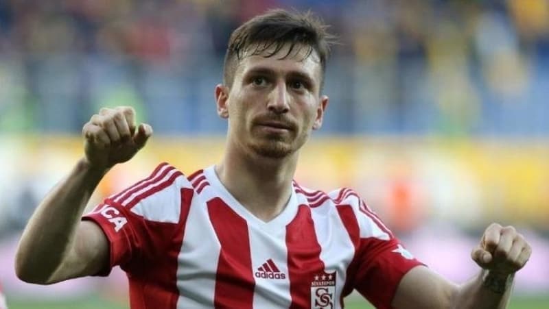 <p>Ancak bu transferde Galatasaray adna yaplan hatal hamleler bata sar-krmzl kulbe daha yakn olan hatta imza aamasna gelen oyuncunun son anda Fenerbahe tarafn semesi ve nmzdeki sezon Fenerbahe'ye transferine kesin gzyle baklmasna neden olmutu.</p>