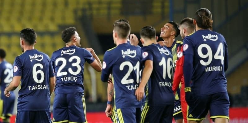 <p>Bu sezon herhangi bir hedefi kalmayan sar-lacivertliler, gelecek sezona tam hazr bir ekilde balayarak, uzun sredir hasret kald ampiyonluk kupasn kaldrp, taraftarlara kendisini affettirmekten baka bir aresi kalmamt.</p>