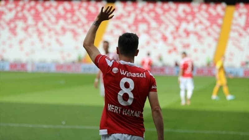 <p><b>PARA YATIRILMADI</b><br></p><p>Asl kopma protokole gre parann deme tarihi olan 15 Haziran'da yaand. Galatasaray taahht ettii paray yatrmad. Mert de rotay Kadky'e krd. Terim 'Bu transferi mutlaka bitirin' talimat verdi. Hatta idari menajer Hanedar Terim'e 'Merak etme hocam, Mert bizde. yi Galatasarayl baka yere gitmez' yant verdi.</p>