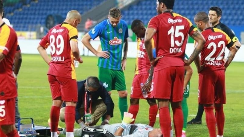 <p>aykur Rizespor karsnda sakatlanarak oyundan alnan Uruguayl file bekisinde, ekilen MR sonras iki krk tespit edilmi ve uzun sre yeil sahalardan uzak kalaca renilmiti. Bu haber camiada byk znt yaratrken, tecrbeli kalecinin yokluunda Galatasaray kalesini koruyan Okan Kocuk'un performans da otoriteler tarafndan 'Kaleci transferi art' olarak yorumlanmt.</p>