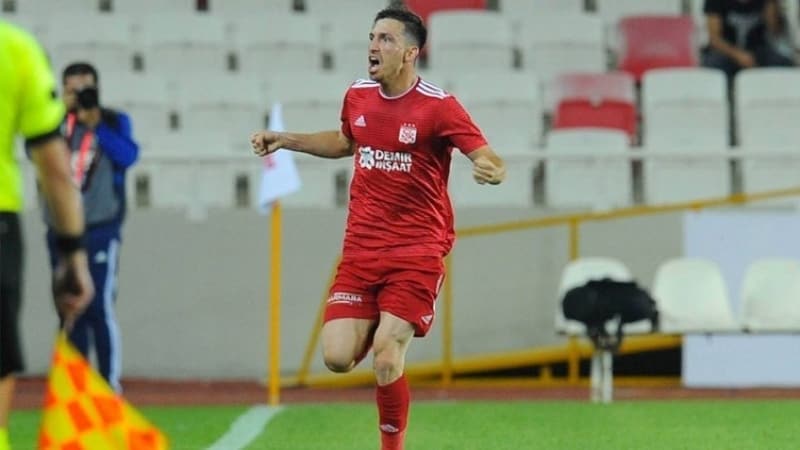 <p><span >lk prz 4 milyon lirann vergisi konusunda kt. Mert'in menajeri 1 milyon 400 bin liralk verginin de Galatasaray tarafndan denmesini istedi. Abdrrahim Albayrak' arayan Mert Hakan'n menajeri 'Vergiyi biz dersek imza paras 2 milyon 600 bine iner. Bunu kabul edemeyiz' dedi. Ancak Galatasaray sessiz kald.</span><br></p>