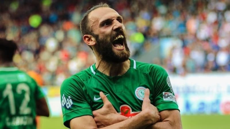 <p><b>KNC MUR VAKASI GELD</b><br></p><p>Transferde eksik mevkilere yaplacak takviyeler iin temaslarn sklatran iki kulp, daha nce Vedat Muri transferinde olduu gibi bu kez Sivasspor'da forma giyen baarl oyuncu Mert Hakan Yanda iin kar karya gelmiti.<b><br></b></p>