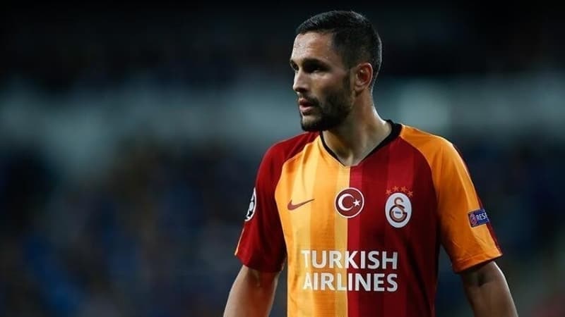 <p>Andone'nin de takmdan uzun sre ayr kalaca renilmiti. Hal byle olunca sar-krmzl kurmaylar da Fenerbahe gibi, ampiyonluk umudunu kaybetmeye balam, 6 hafta kala zirve ile oluan 8 puanlk fark da ampiyonluk motivasyonundan uzaklatrmt.</p>