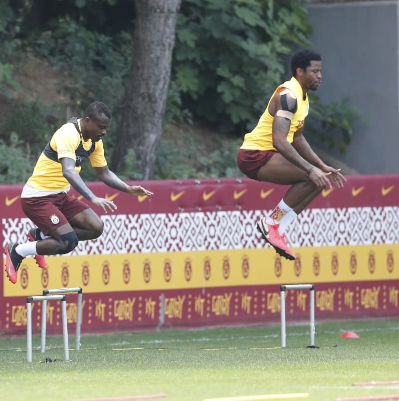 <p>Yani sadece hcum deil, defans hatt da olduka problemli...</p><p><br></p><p>Akam</p>