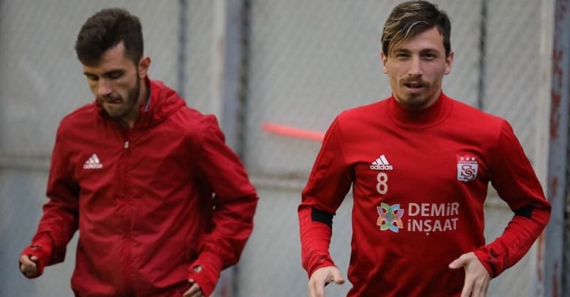 <p>Bu doğrultuda Kanarya, Emre Belözoğlu’nun girişimleriyle sarı kırmızılılarla anlaştığı iddia edilen <b>Mert Hakan Yandaş’ı </b>renklerine katarken <b>Emre Kılınç </b>düellosunda ise kazanan Galatasaray oldu ve skoru eşitledi. </p>