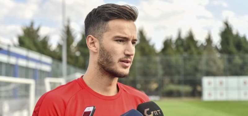 <p>Rizespor’un, Galatasaray’a transferini engellemek adına tek taraflı opsiyon maddesini devreye soktuğu 24 yaşındaki futbolcu kendisinin bilgisi ve haberi olmadan sözleşmedeki opsiyon maddesinin devreye sokulması üzerine avukatları aracılığı ile resmi başvurusunu yaptı. </p>