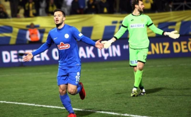 <p>Bu durumun bir sorun teşkil etmeyeceği ve sezon sonunda Rizespor ile fesihin gerçekleşeceği bilgisi Oğulcan Çağlayan’a iletildiği öğrenildi.</p>