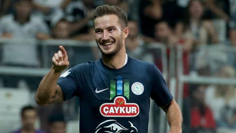 <p><b>ARAYIP DURUMU HAKKINDA BİLGİ ALDI</b><br></p><p><br></p><p>Sarı lacivertlilerin, uzun süredir kamuoyunda Galatasaray ile anlaştığı iddia edilen Oğulcan’ı arayarak durumu ve transfer planları hakkında bilgi aldığı ortaya çıktı. </p>