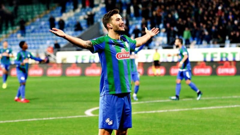 <p><b>Oğulcan Çağlayan’ın </b>da sarı kırmızılıları tercih etmesiyle rekabette Galatasaray 2-1 öne geçse de bu iki ezeli rakibin transfer sezonu boyunca daha çok karşı karşıya gelmesi bekleniyor.</p>