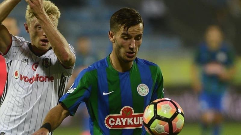 <p>Artık spor yöneticiliğine ve idareciliğe hazırlanan Emre’nin, Oğulcan ile görüştüğü ancak mart ayında sarı kırmızılı kulüple söz kesen Oğulcan Çağlayan’ın ise Belözoğlu’na <b>“Teşekkürler, ben Galatasaray ile anlaştım ağabey”</b> dediği ifade edildi.</p>