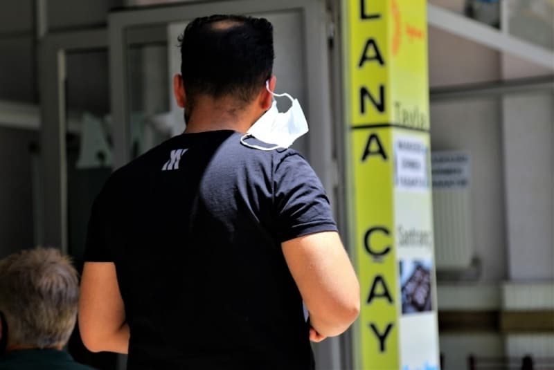 <p>Maskeyi koluna, çenesine takan ya da cebinde taşıyan vatandaşların maske zorunluluğu ile ilgili yöneltilen sorulara verdikleri cevaplarda 'pes' dedirtti.<br></p>