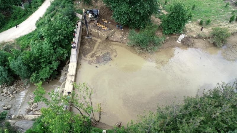 <p> Ekipler, pompa ve iş makineleriyle suyun tahliyesi için çalışma başlattı.</p>