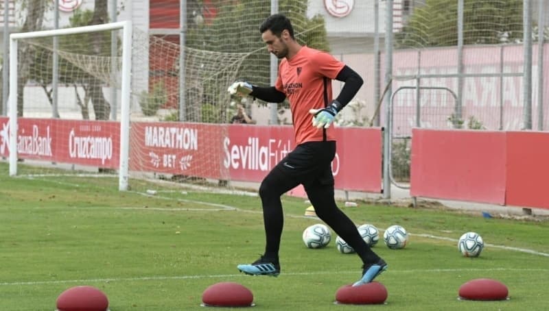 <p>Sevilla'nın sözleşmesi 2021'de bitecek olan İspanyol kaleciye yeni kontrat önermeyi düşünmediği ve oyuncuyu elinden çıkarmak istediği vurgulandı.</p>