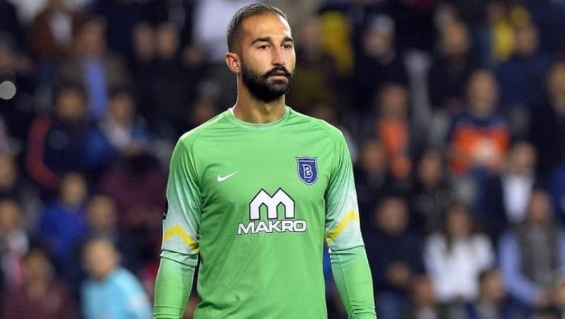 <p>Muslera'nın 6 ay içinde geri dönecek olması nedeniyle yerli isimlere ağırlık veren Galatasaray'da gözler Başakşehir'in yedek kalecisi Volkan Babacan'a çevrildi.</p>