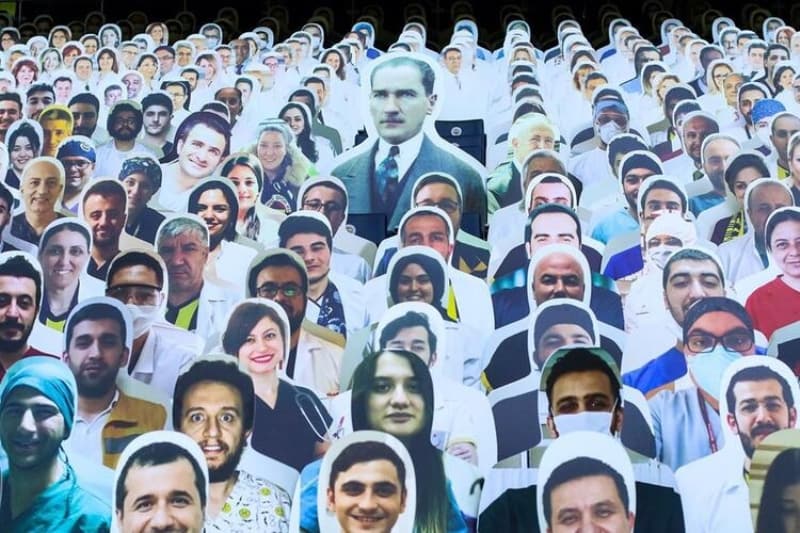 <p><b>KARTON TARAFTAR UYGULAMASI NEDİR? </b></p><p>Karton taraftar uygulaması, Galatasaray ve Fenerbahçe gibi Süper Lig takımları da dahil olmak üzere birçok futbol kulübü tarafından pandemi sonrasında oynanan seyircisiz maçlar için başlatıldı</p>