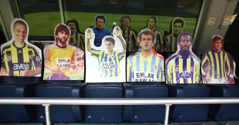 <p><b>LEEDS UNITED DA MODAYA UYDU </b></p><p>İngiltere'de bu uygulamayı başlatan kulüplerden biri olan Leeds United, 25 sterlin ödeyerek fotoğrafını gönderen taraftarların karton figürlerini stadyuma yerleştireceğini açıkladı.</p>