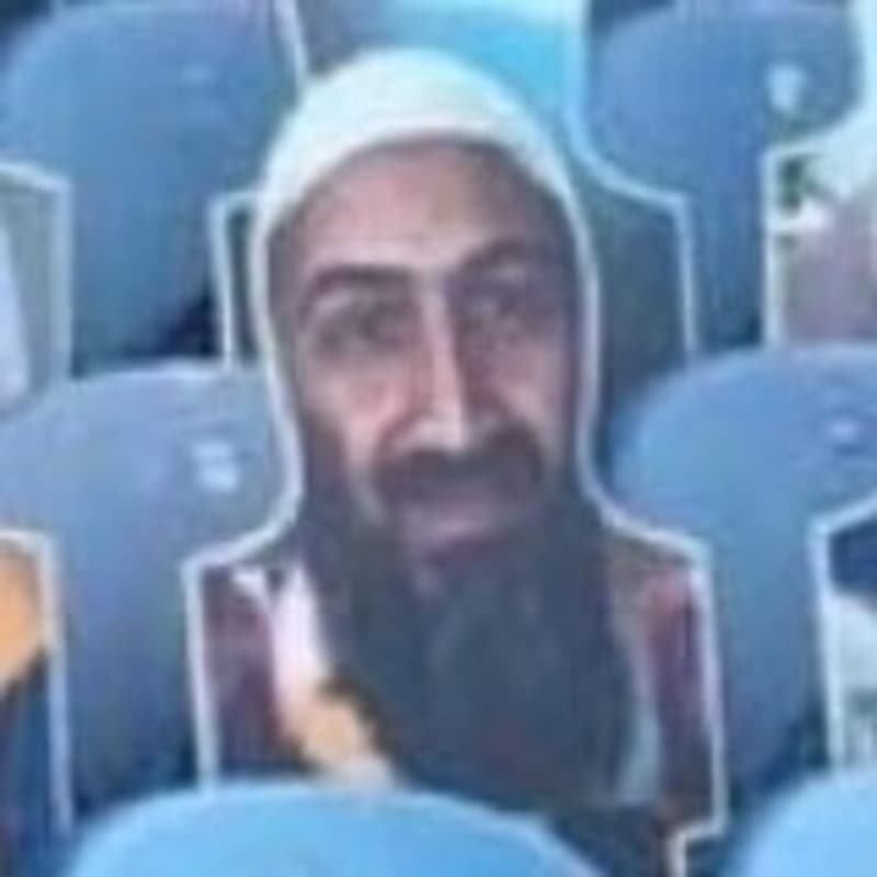 <p><b>YÖNETİM GÖZDEN KAÇIRDI </b></p><p>Gelen binlerce fotoğraf arasından Usame Bin Ladin’i gözden kaçıran Leeds United yönetimi, öldürülen sözde terör örgütü liderinin karton fotoğrafını tribüne yerleştirdi.</p>