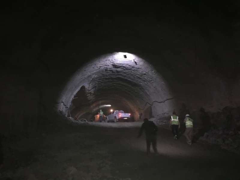 <p>Proje kapsamında çift tüplü tünelin 6,9 kilometrelik kısmı tamamlandı. 2 bin 409 rakımlı Kop Dağı’ndaki tünel tamamlandığında bölgedeki ticaret ile turizmin gelişmesine katkı sağlayacak.</p><p>Yapımına 5 yıl önce başlanan ve toplam 700 milyon TL'ye mal olacak çift tüplü tünel, 13 kilometre olacak. Özellikle kış aylarında geçit vermeyen ve araçların yolda kaldığı Kop Dağı'ndan, tünelin tamamlanmasıyla geçiş sağlanacak.</p>