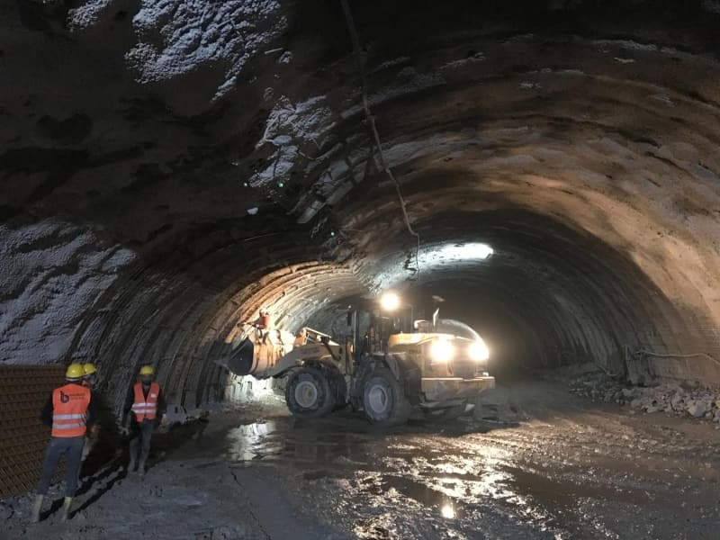 <p>Tarihi İpek Yolu üzerinde yer alan ve Doğu Anadolu Bölgesi'ni, Karadeniz'e bağlayacak olan Kop Dağı Tüneli’ndeki yapım çalışmaları devam ediyor. </p>