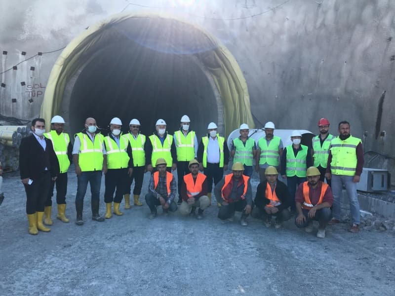 <p><b>‘BAYBURT İÇİN ÇOK ÖNEMLİ BİR PROJE’</b></p><p>Yüzde 58'i tamamlanan tünelde inceleme yapan AK Parti Bayburt Milletvekili Fetani Battal, çalışmaların hızla devam ettiğini ifade ederek, 'Böyle büyük bir projeyi hayata geçirmek için ekiplerimiz yoğun bir çaba harcıyor, ülkemiz açısından gurur verici bir proje oldu. Kop Dağı Tüneli, Bayburt için de çok önemli bir projedir.</p>