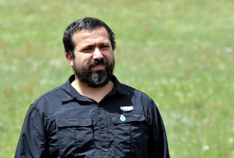 <p>Kuzeydoğa Derneği Bilim Koordinatörü Emrah Çoban, AA muhabirine yaptığı açıklamada, Sarıkamış'ın eşsiz doğasıyla birçok yaban hayvanın, böcek, kuş gibi canlıların ortak mekanı olduğunu söyledi.</p>