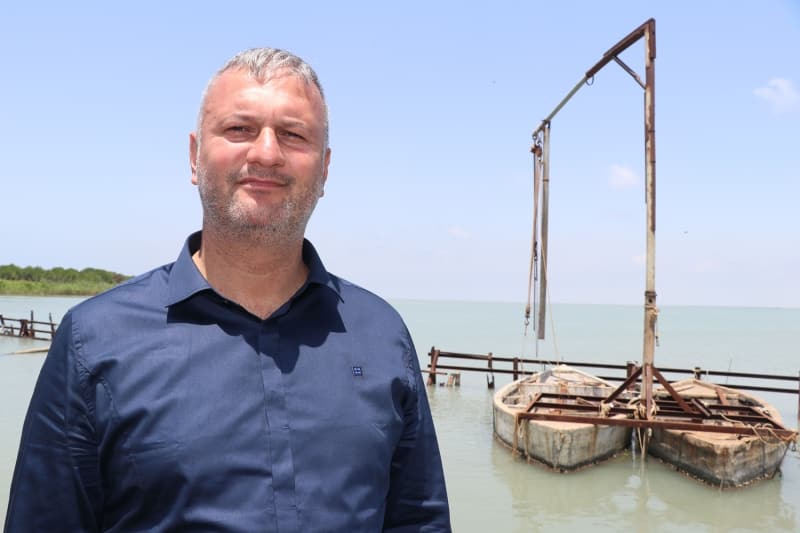 <p>'�u an burada mavi yenge� �ok �nl�. Lag�nde ciddi bir pop�lasyonu var. D�nyan�n bir�ok yerine, �in ba�ta olmak �zere Japonya, Hindistan ve Hollanda'ya buradan yollan�yor. Mavi yengecin �zerindeki maddelerden kaynakl� �ok de�erli bir yap�s� var. G�da sekt�r�nde ra�bet g�ren bir �r�n. B�lgeden y�lda ��kar�lan 300-500 ton mavi yenge� b�lge ve �lke ekonomisine katk� sa�l�yor.'</p>