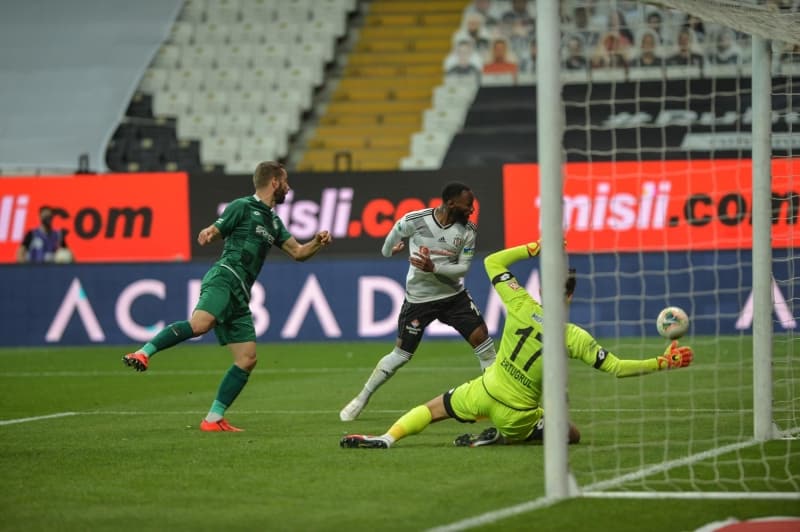 <p>'Rıdvan'a bugün baktım çabuk ve seri. N'Sakala iki tarafta da oynayabilir iki ayağı da iyi çünkü. Rıdvan ve Ersin'i hocaları oynatıyor. Caner'de muhtemelen Fenerbahçe'ye gidecek. Genç oyuncuların her seferinde çabalaması önemli. Çok koşuyor Rıdvan, bakıyorum çalım yeyip tekrar önüne çıkıyor ama mesela ofsaytı bozuyor. İşte maç oynadıkça onları da yapmayacak. Adaşım maç tecrübesi edindikçe enerjisini daha pratik kullanmayı öğrenecek. Futbolda öğrenmenin yaşı yok'</p>