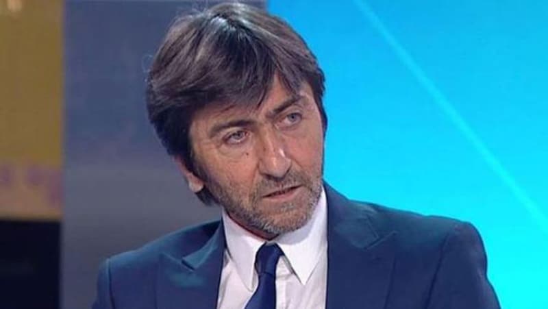 <p>'Güven önemlidir ama kuvvetli değilseniz işe de yaramaz. Burak belli bir yaşa geldi ve sorumluluğu var artık. Bu sorumluluk altında kaptan da oldu. Bilincinde olması önemli, son durak burası. Bu aldatmaya yönelik şeyler Burak'a biraz yapışmış durumda. Belki arasak darbe buluruz ilk yarıdaki 2 pozisyonda ama hakemler tarafından da biliniyor artık. Burak gole de doymuyor.'</p>