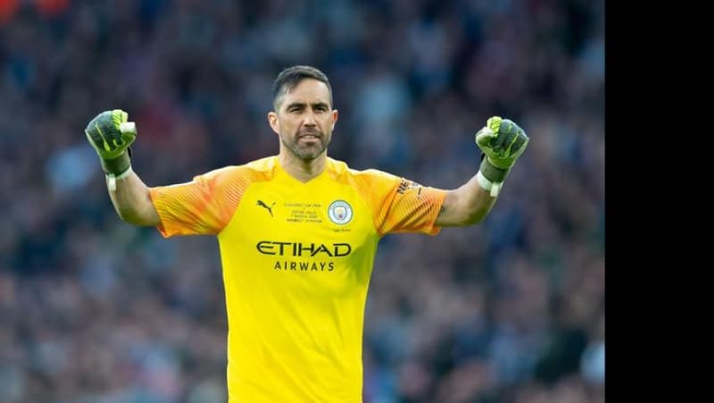 <p>Cimbom'un kaleci konusundaki ilk adaynn ise Manchester City ile szlemesi sona erecek olan <b>Claudio Bravo </b>olduu ne srlyor.</p>