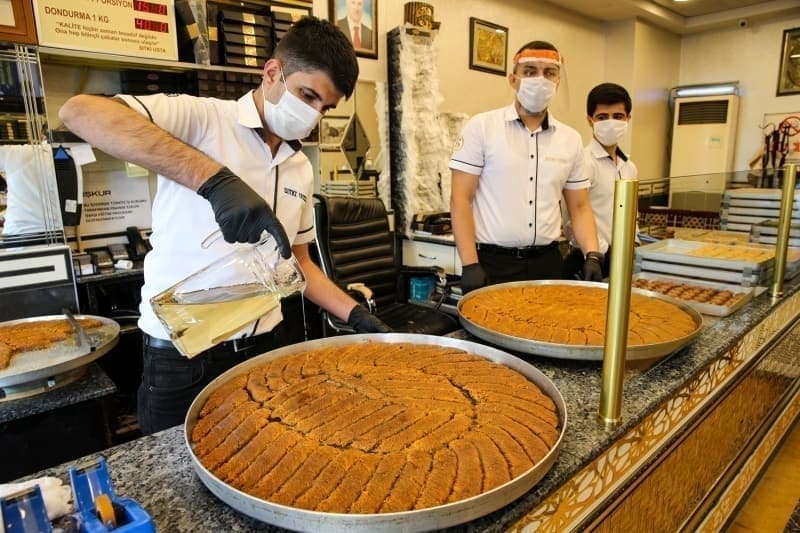 <p>Mardin'de tarihi konaklarında Reyhani müziği eşliğinde zengin yöre mutfağının lezzetleri tadılabilir. Sembusek, içli köfte, kibe bumbar, dolma, kaburga ve etli ekmek, erik yahnisi ve peynir helvası, bu lezzetlerden sadece birkaçı.</p>