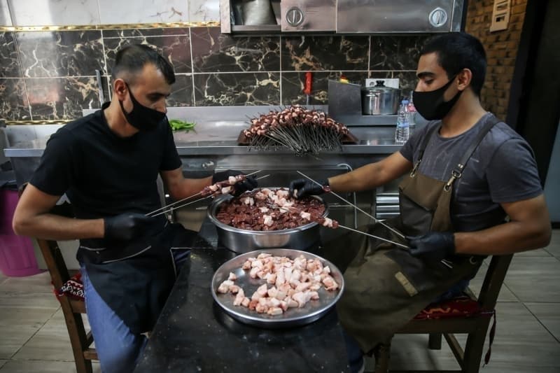 <p>Yaylada otlamış ve sütten kesilmiş kuzuların etinden hazırlanan ve gün ağarmadan servis edilmesinden dolayı 'uykudan feragat ettiren lezzet' olarak adlandırılan büryan kebabı ile güne başlanabilir.</p>