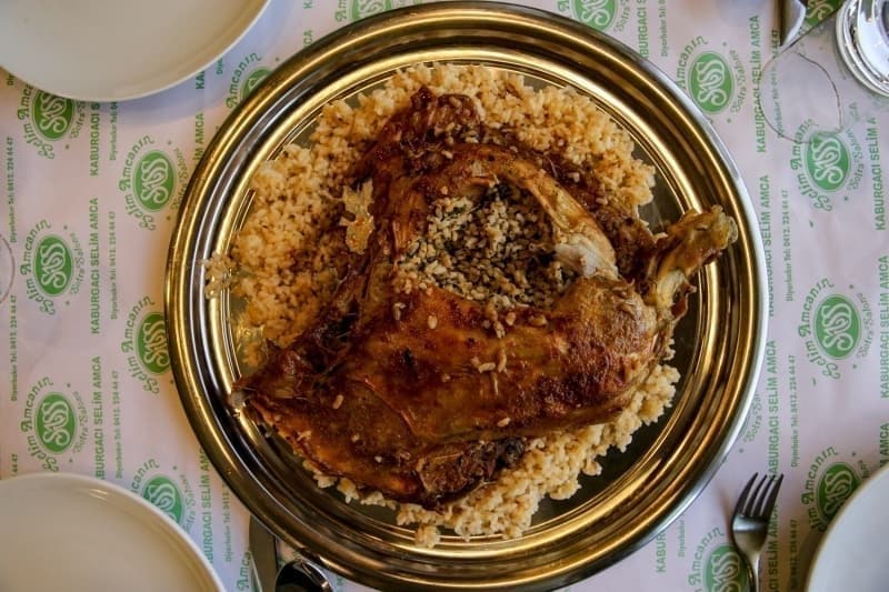 <p>Eti 3 metre derinliğinde ve 1 metre çapındaki tandırların üzerindeki çengellere asılarak pişirilen büryan kebabı, farklı aroması ve lezzetiyle büyük beğeni görüyor.</p>