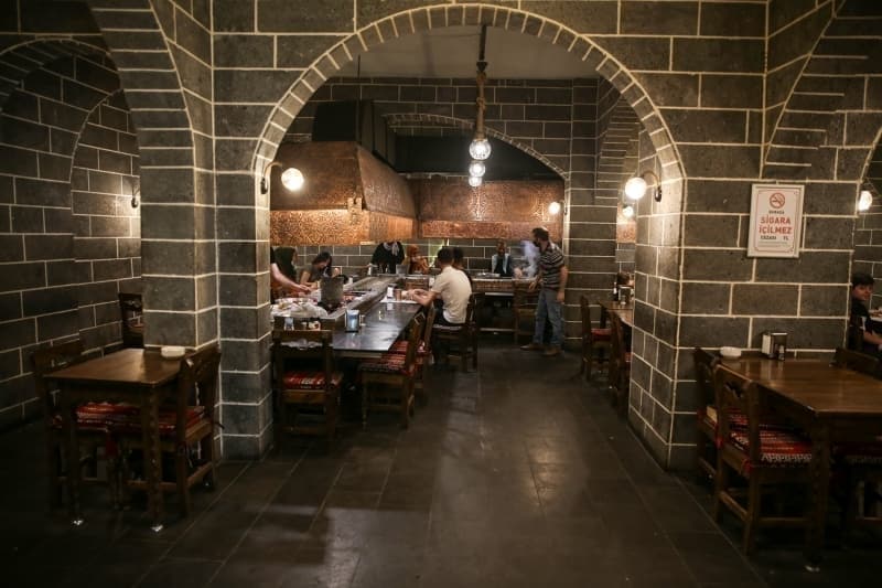 <p>Mimarisi, tarihi, kültürel yapısı ve sosyal dokusu ile ilgi uyandıran, eski ve yeni kenti bir arada barındıran Mardin'in cazibesi, yöresel lezzetleriyle artarken 'Eski Mardin' diye tabir edilen sit alanında gezen turistler, süt danası veya kuzu etinin büyük bıçaklarla çekilerek kıymaya dönüştürülmesiyle hazırlanan kebabı yemeden şehirden ayrılmamalı.</p>