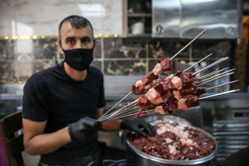 <p>Siirt'i ziyaret edenler, coğrafi işaretli ürünleri Siirt fıstığı, Pervari balı, perde pilav ve büryan kebabını tadabilir.</p>