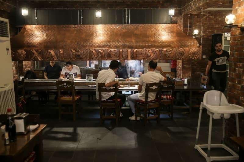 <p>Kentin henüz gün aydınlanmadan mangal ateşini közleyen kebapçılar, kahvaltı yapmak için gelen müşterilerine ciğer kebabı servisine başlıyor. Kenti ziyaret edenler tarafından öğle ve akşam yemeklerinde de tercih edilen ciğer kebabını geç saatlere kadar tadabiliyor.</p>