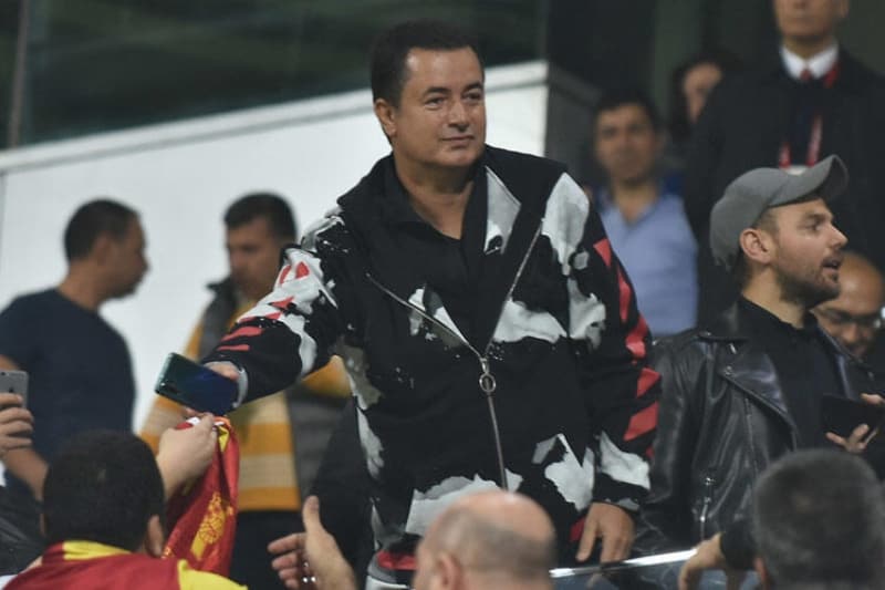 <p><b>'TRKYE'DEN SIFIR DESTEK ALDIK'</b><br></p><p>Biz bu ie kimseye gvenerek girmedik ama Hollandal kulp bakanlar 'Trk irketleri size nasl sponsor olmaz diyor. Biz buna inanamyoruz diyorlar. Bu tabi bizim dmzda gelien bir ey. Trkiye'den sfr destek aldk. Hollanda tarafna gelince, ilk balarda bize ok pheci bakyorlard o alg deiti. imdi nereye gitsek bizden 'Bir Baar Hikayesi' diye bahsediyorlar. rnek yatrmc diye bizi gsteriyorlar. Bu da bize gurur veriyor. Bir Trk olarak bundan gurur duyuyoruz. Biz Trkiye olarak sporda hep ynetilen olduk. Bu ad konulmu bir gerek. Ancak biz bu durumu burada yktmz dnyorum. <b><br></b></p>