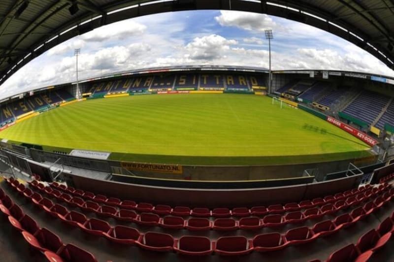 <p><b>'YABANCI SINIRI TRK FUTBOLUNA HANETTR'</b><br></p><p>Yabanc snr kesinlikle olmamal. Ben buradan gurbeti Trk oyuncu bulup Trkiye'ye satabilecek ve menfaat elde edebilecek biri olarak sylyorum. Yabanc oyuncu snrn getiren, dnen buna ses karmayan herkes Trk futboluna ihanet eder. Bu bir ihanettir. Hi bir aklamas yok. </p>