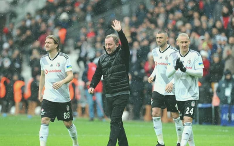 <p>Başarılı hoca 10 maçta 20 puan toplayarak 2 puan ortalaması yakaladı. </p>