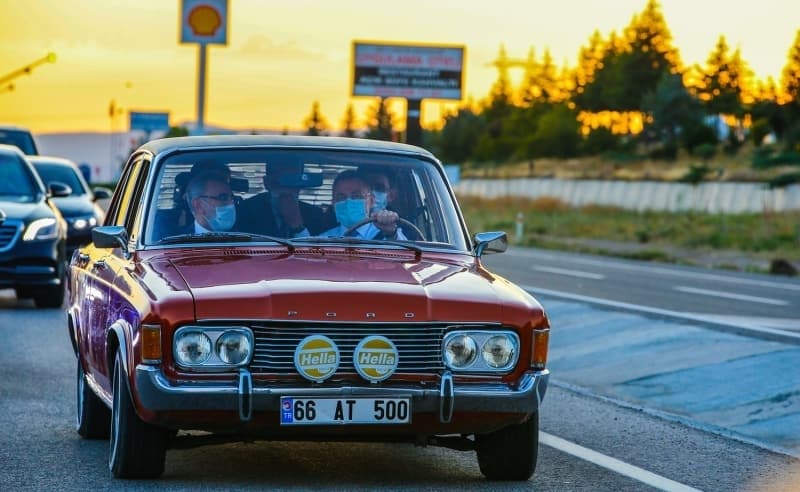 <p>Yolda kendisini selamlayanlara karşılık veren Oktay, yolculuğun sonunda, kullandığı otomobilin sahibine teşekkür ederek, hatıra fotoğrafı çektirdi.</p>