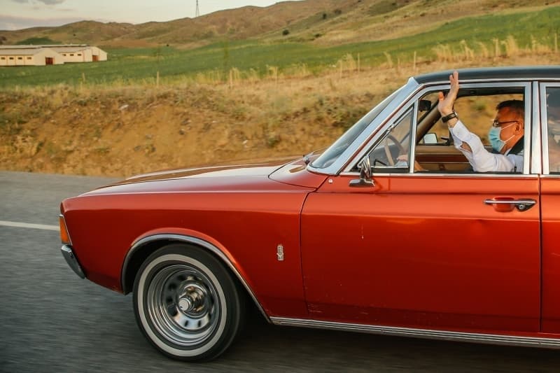 <p>Burada klasik otomobil meraklısı bir vatandaşın 1960 model aracını kullanma teklifini geri çevirmeyen Oktay, şoför koltuğuna oturarak, şehir merkezine kadar klasik otomobili kullandı.</p>