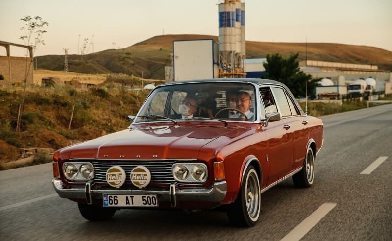 <p>Güzergah boyunca araç sahibiyle otomobil üzerine sohbet eden Oktay, duyduğu memnuniyeti dile getirdi.</p>