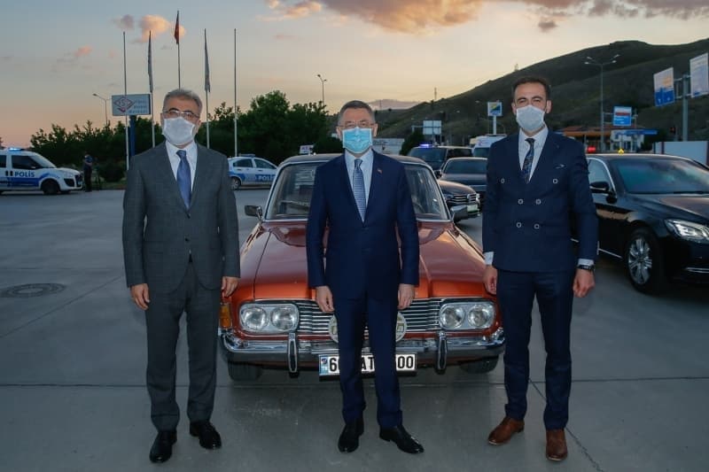 <p>Oktay'a, aracın yolcu koltuğunda eski Enerji ve Tabii Kaynaklar Bakanı Taner Yıldız da eşlik etti.</p>