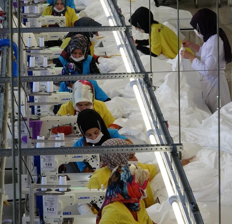 <p>KORUYUCU ELBİSE ÜRETİYORLAR</p><p>Başta Almanya ve Avrupa ülkeleri olmak üzere salgın nedeniyle meydana gelen ölümlerden dolayı en fazla ihtiyaç duyulan ürünlerden ceset torbası ve doktorlar için tek kullanımlık koruyucu elbiseler üreten fabrikanın günlük kapasitesi 5 ile 6 bin arasında değişiyor.</p>