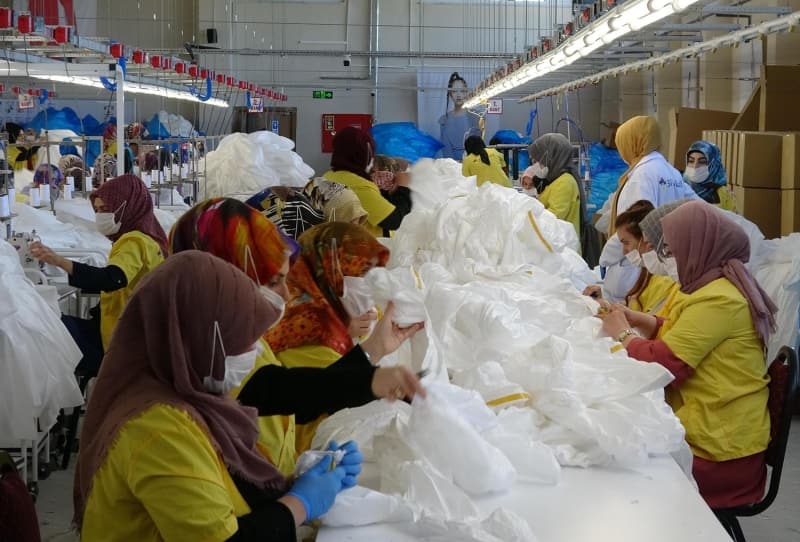 <p>Günlük kapasitelerinin 5 ile 6 bin arasında değiştiğini kaydeden Doğrusöz, pandeminin etkisinin geçmesinden sonra fabrikada ünlü markalara kadın kıyafeti üretmeye devam edeceklerini vurguladı.</p>