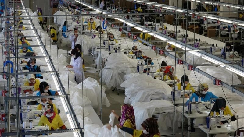 <p> İşçilerin sosyal mesafe kuralına uygun olarak maskelerle çalıştığı fabrika Sağlık Bakanlığı’ndan gelen talepleri de karşılıyor.</p>