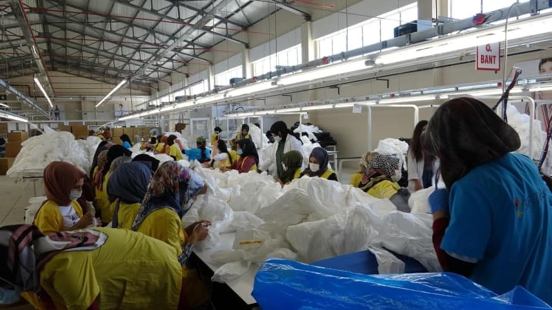 <p>Erzurum Tekstilkent'te faaliyete geçen fabrikada eğitim verdikleri çalışanlarından çok iyi verim aldıklarını belirten Fabrika Müdürü Fikret Doğrusöz, pandemi öncesi dünyanın en büyük markalarına ürünler ürettiklerini söyledi</p>