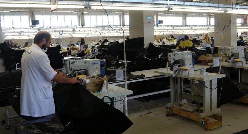 <p>Başta Almanya olmak üzere Avrupa ülkeleri ve Sağlık Bakanlığı'ndan gelen talepler üzerine ceset torbası ile tek kullanımlık doktor koruyucu elbisesi üretimi yaptıklarını vurgulayan Doğrusöz, ürünleri ağırlıklı olarak ihraç ettiklerini bildirdi.</p>