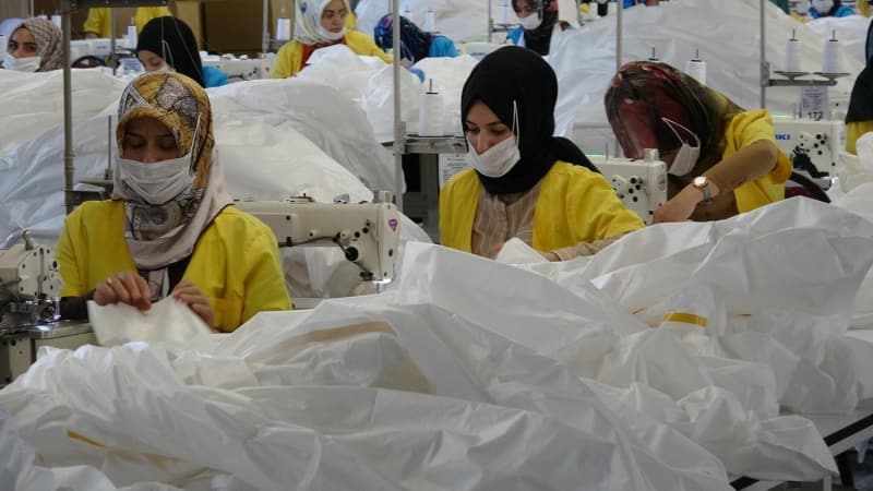 <p>Yurt dışından gelen siparişlerin durması üzerine bir süre işçilerine izin veren fabrika yönetimi, normalleşme sürecinin başlamasıyla 270 çalışanı ile pandemi sürecine uygun bir üretim modeline geçti.</p>