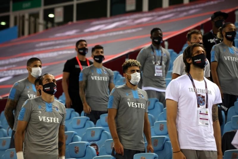 <p><b>KAYIPLARDA SAKATLIKLARIN ETKİSİ</b></p><p><br></p><p>Sezon başında takıma dahil edilen Daniel Sturridge ile Obi Mikel ile geçtiğimiz aylarda yolların ayrılmasının ardından Trabzonspor’da kaptan Jose Sosa’nın ardından Anthony Nwakaeme ve Caleb Ekuban gibi önemli oyuncuların sakatlık yaşaması, şampiyonluk yolunda kaybedilen kritik puanlarda etkili oldu.</p>