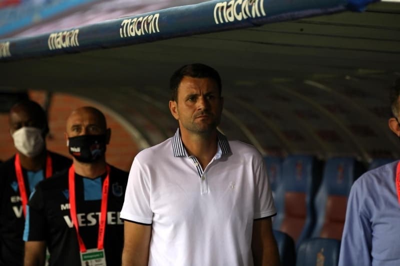 <p>Bordo-mavililer bu zorlu periyotta özellikle de son iki haftada 4 puan kaybı yaşarken, yedek kulübesinde ise alternatif oyuncu sıkıntısı yaşadı.</p>